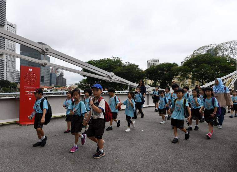 Des écoliers en sortie scolaire à Singapour, le 19 juin 2018.  ( AFP / ROSLAN RAHMAN )