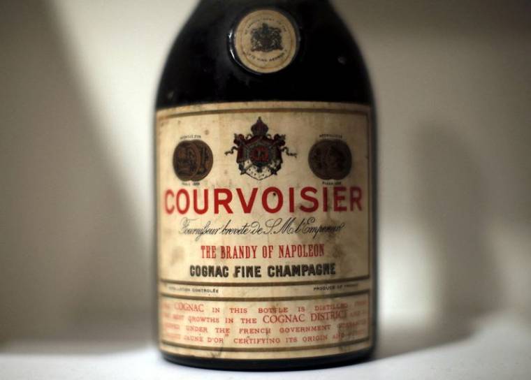 Photo d'archives: Une bouteille de Courvoisier, Fine Champagne Cognac 1884 est présentée, dans le cadre de la vente de Christie's à New York