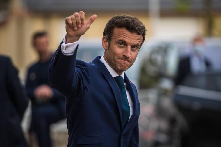Le président Emmanuel Macron, à Clamart, le 28 avril 2022. ( POOL / Christophe PETIT TESSON )