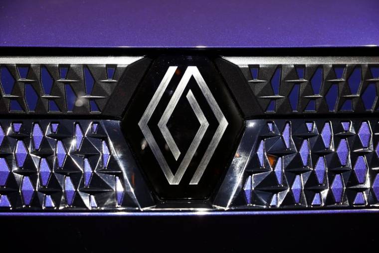Le logo de Renault est visible sur une voiture exposée lors de la journée des investisseurs du groupe consacrée à sa nouvelle unité de véhicule électrique Ampere à Paris