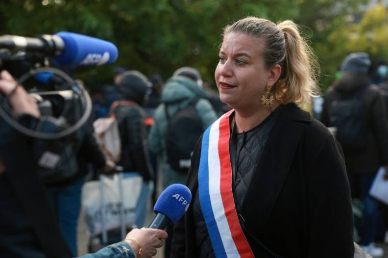 La présidente du groupe La France insoumise (LFI) à l'Assemblé nationale, Mathilde Panot, assiste à l'évacuation d'un squat, à Vitry-sur-Seine (Val-de-Marne), le 17 avril 2024 ( AFP / Emmanuel Dunand )