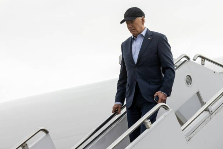 Le président américain Joe Biden quitte Air Force One à New Castle, dans l'Etat du Delaware, le 19 avril 2024 ( AFP / Julia Nikhinson )