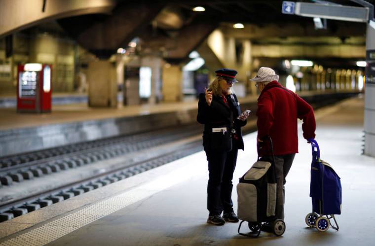 SNCF: SORTIE DE CRISE POSSIBLE APRÈS UN MOIS DE BRAS DE FER