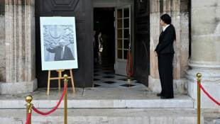 Un portrait de Jean-Claude Gaudin exposé à l'entrée de l'hôtel de ville de Marseille, le 20 mai 2024 ( AFP / Nicolas TUCAT )