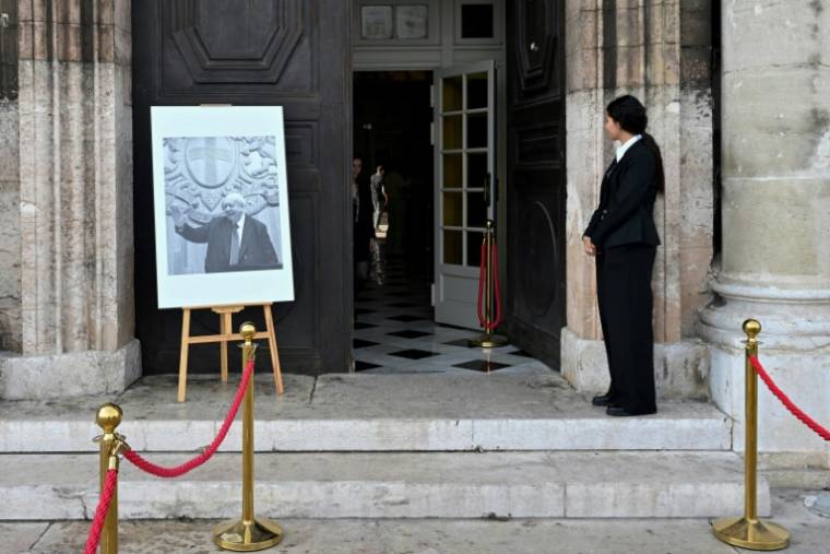 Un portrait de l'ancien maire Jean-Claude Gaudin à l'entrée de l'hôtel de ville de Marseille, le 20 mai 2024 ( AFP / Nicolas TUCAT )