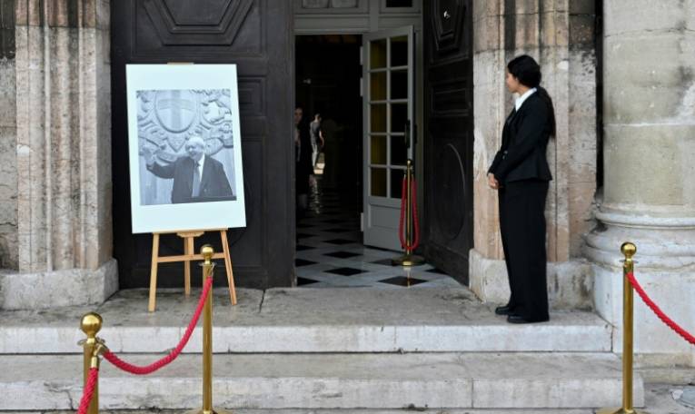 Un portrait de l'ancien maire Jean-Claude Gaudin à l'entrée de l'hôtel de ville de Marseille, le 20 mai 2024 ( AFP / Nicolas TUCAT )
