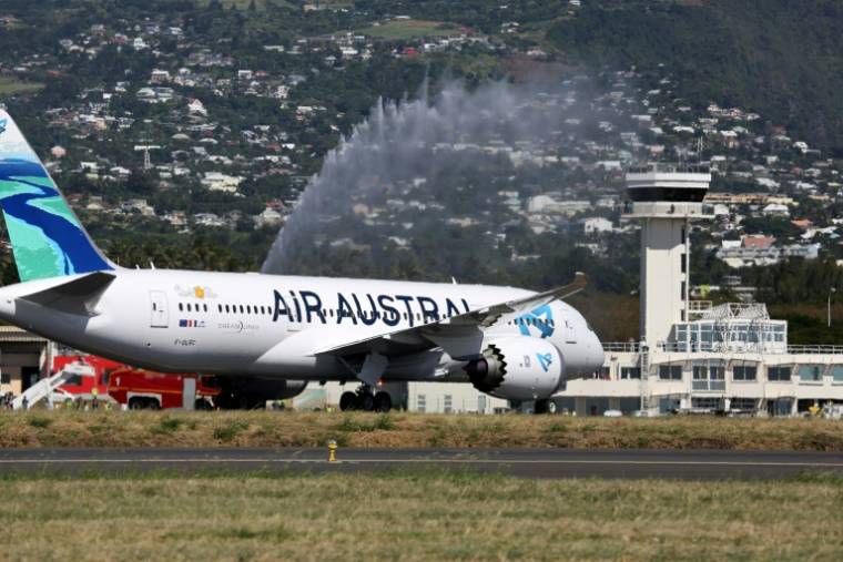 Le syndicat des pilotes de ligne d'Air Austral annonce avoir concédé une baisse de rémunération pour "sauver [leurs] emplois" dans le cadre du plan de redressement de la compagnie réunionnaise  ( AFP / RICHARD BOUHET )