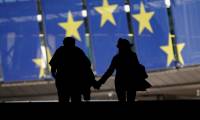Un couple marche près des bâtiments du Parlement européen, le 9 juin 2024 à Bruxelles ( AFP / Kenzo TRIBOUILLARD )