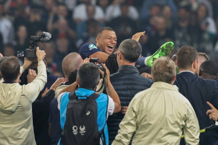 L'attaquant parisien Kylian Mbappé porté en triomphe par ses coéquipiers après la victoire en finale de Coupe de France contre Lyon, le 25 mai 2024 à Villeneuve-d'Ascq ( AFP / Denis Charlet )