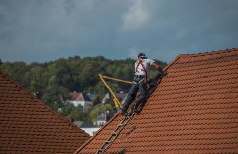 L'homme qui avait encaissé la somme de 35 000 euros pour effectuer des travaux de toiture, n'a jamais honoré son chantier. (Pixabay / bluelightpictures)