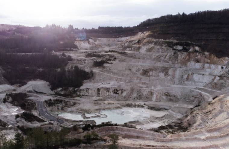 Carrière de kaolin appelée à être transformée en mine d'extraction de lithium à Echassières dans l'Allier en France, par la société Imerys, photographiée le 17 janvier 2024 ( AFP / Hassan AYADI )