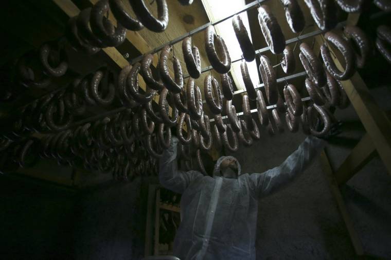 Un producteur de figatelli traditionnel corse (illustration) ( AFP / PASCAL POCHARD-CASABIANCA )