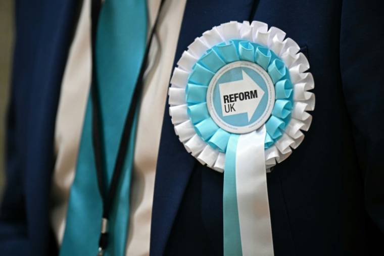 Un membre du parti parti nationaliste et populiste Reform UK à Blackpool, dans le nord-ouest de l'Angleterre le 2 mai 2024 ( AFP / Oli SCARFF )
