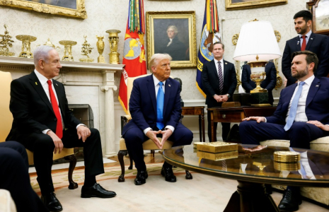 (De gauche à droite) Le Premier ministre israélien, Benjamin Netanyahu, le président américain, Donald Trump, le conseiller américain à la Sécurité nationale, Michael Waltz, et le vice-président américain, J.D. Vance, lors d'une réunion dans le Bureau ovale de la Maison Blanche, le 4 février 2025 à Washington ( GETTY IMAGES NORTH AMERICA / Anna Moneymaker )