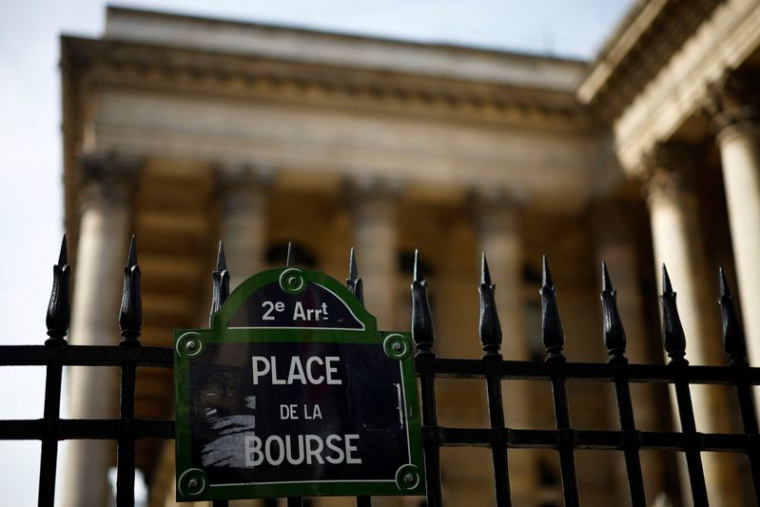 Un panneau 'Place de la Bourse' est visible devant le Palais Brongniart, ancienne Bourse de Paris