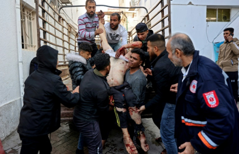 Des personnes portent un blessé à la suite d'une frappe israélienne à l'hôpital Al-Ahli, également connu sous le nom d'hôpital baptiste, dans la ville de Gaza, le 2 janvier 2025 ( AFP / Omar AL-QATTAA )