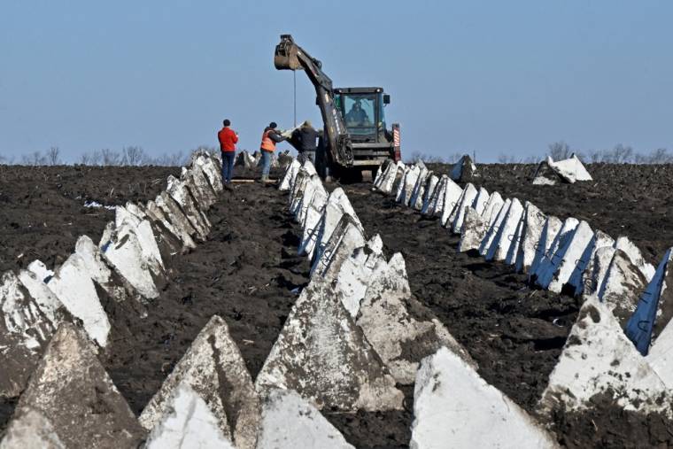 Des fortifications en construction près de Kharkiv, en Ukraine, le 12 mars 2024. ( AFP / SERGEY BOBOK )