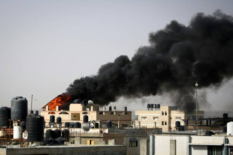 Un bâtiment en feu à Rafah, dans le sud de la bande de Gaza, le 10 mai 2024 ( AFP / - )