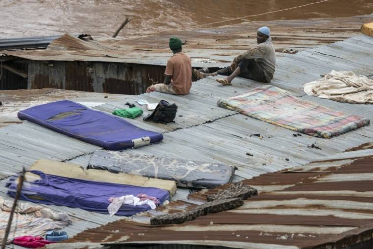 Des habitants du bidonville de Mathare font sécher leurs matelas sur les toits après de fortes pluies à Nairobi, le 24 avril 2024 au Kenya ( AFP / SIMON MAINA )
