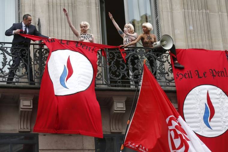 DES FEMEN INTERROMPENT LE DISCOURS DE MARINE LE PEN À PARIS