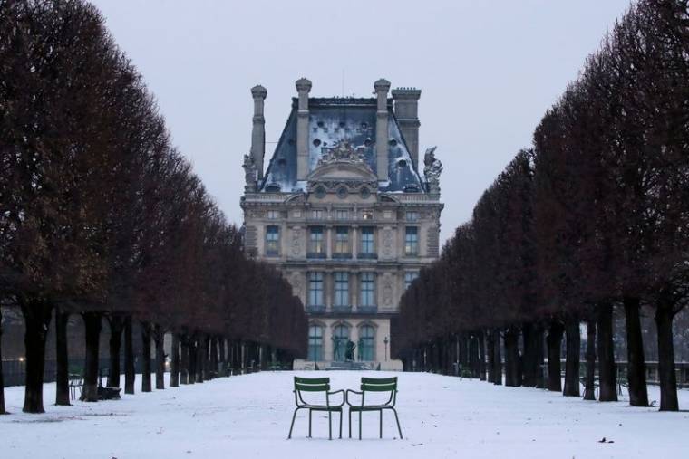 Photo d'archives: La neige et les températures glaciales frappent Paris