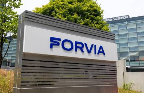 Le logo Forvia, devant un des bâtiments du groupe (Crédit:  / Adobe Stock)
