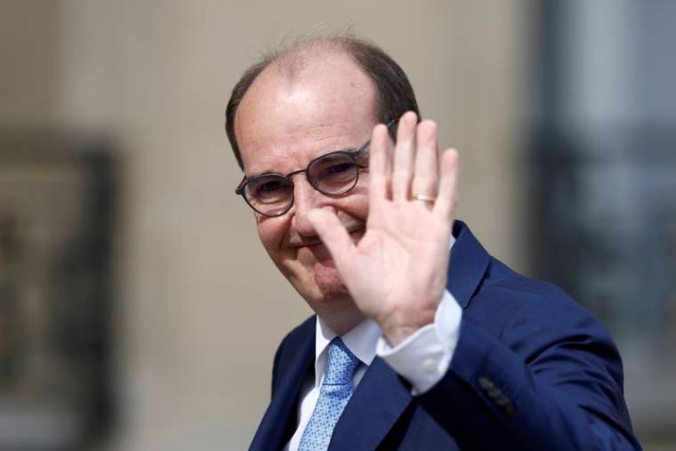 L'ancien Premier ministre Jean Castex salue en arrivant à la dernière réunion hebdomadaire du cabinet à l'Elysée, à Paris