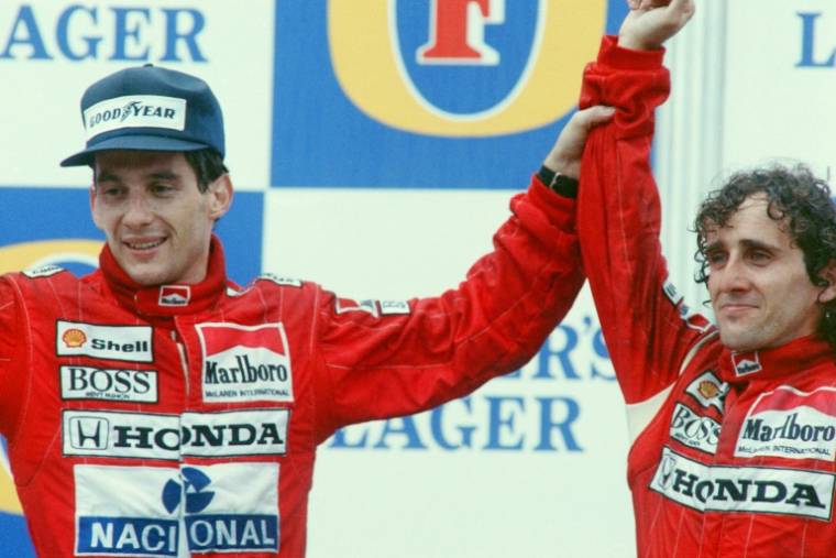 Ayrton Senna (G) et Alain Prost (D), alors coéquipiers chez McLaren, lors du Grand Prix d'Adélaïde (Australie), le 12 novembre 1988 ( AFP / - )