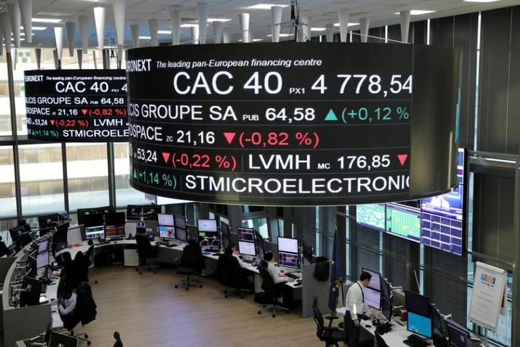 Le cours de l'indice CAC 40 et des informations sur le cours des actions des entreprises sont affichés sur des écrans suspendus au-dessus de la Bourse de Paris, gérée par Euronext NV, dans le quartier des affaires de La Défense à Paris