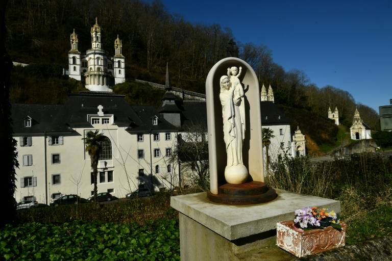 Une statue de la Vierge Marie devant un établissement catholique à Lestelle-Betharram, le 6 mars 2024 dans les Pyrénées-Atlantiques ( AFP / GAIZKA IROZ )