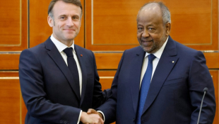 Le président français Emmanuel Macron (g) serre la main de son homologue djiboutien Ismaïl Omar Guelleh le 21 décembre 2024 à Djibouti ( AFP / Ludovic MARIN )