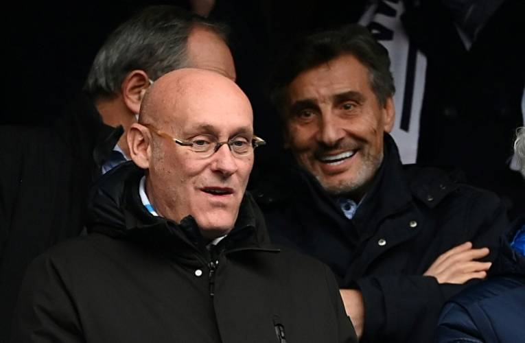Le président de la FFR Bernard Laporte (G) et l'homme d'affaires Mohed Altrad (D) assistent au match entre la France et L'Italie au Stade de France, le 6 février 2022  ( AFP / FRANCK FIFE )