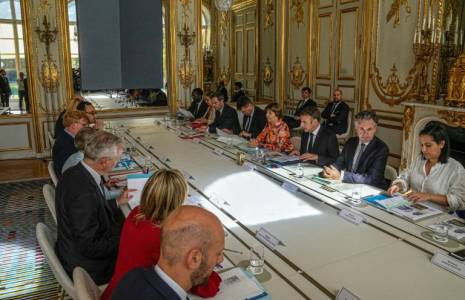 Le président Emmanuel Macron (3e d) lors d'une réunion sur la "planification" de l'écologie à l'Elysée, le 25 septembre 2023 à  Paris  ( POOL / Michel Euler )