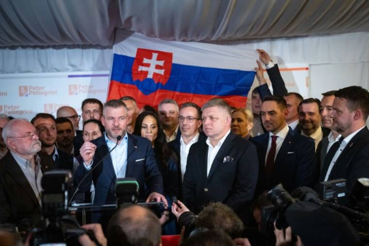 Le nouveau président-élu de Slovaquie Peter Pellegrini (à gauche) s'adresse aux journalistes après sa victoire, au côté du Premier ministre Robert Fico, le 6 avril 2024 à Bratislava ( AFP / VLADIMIR SIMICEK )