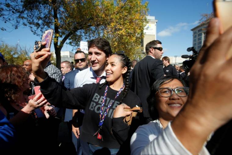 Le Premier ministre canadien Justin Trudeau fait un selfie avec une jeune femme, le 19 septembre 2019 à Winnipeg, au Canada ( GETTY IMAGES NORTH AMERICA / John Woods )