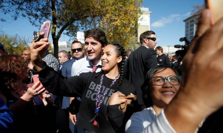 Le Premier ministre canadien Justin Trudeau fait un selfie avec une jeune femme, le 19 septembre 2019 à Winnipeg, au Canada ( GETTY IMAGES NORTH AMERICA / John Woods )