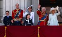 Le roi Charles III et la reine Camilla, le prince William et sa femme Kate et leurs enfants au balcon du palais de Buckhingham lors de la parade d'anniversaire du roi Charles III, le 15 juin 2024 à Londres ( AFP / HENRY NICHOLLS )
