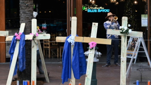 Un joueur de trompette près de croix érigées près de Bourbon Street, à la Nouvelle-Orléans (Louisiane), aux Etats-Unis, le 2 janvier 2025 ( AFP / ANDREW CABALLERO-REYNOLDS )