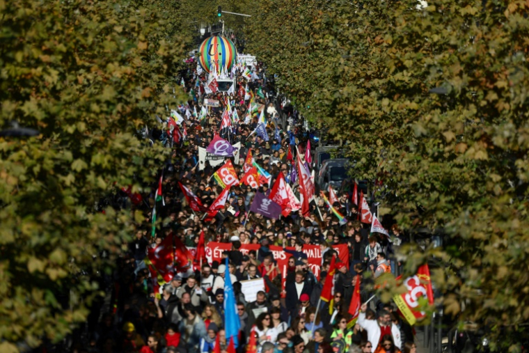 Des personnes défilent à Marseille lors d'une manifestation organisée dans le cadre d'une journée nationale d'action et de grève dans la fonction publique, le 5 décembre 2024 ( AFP / Clement MAHOUDEAU )