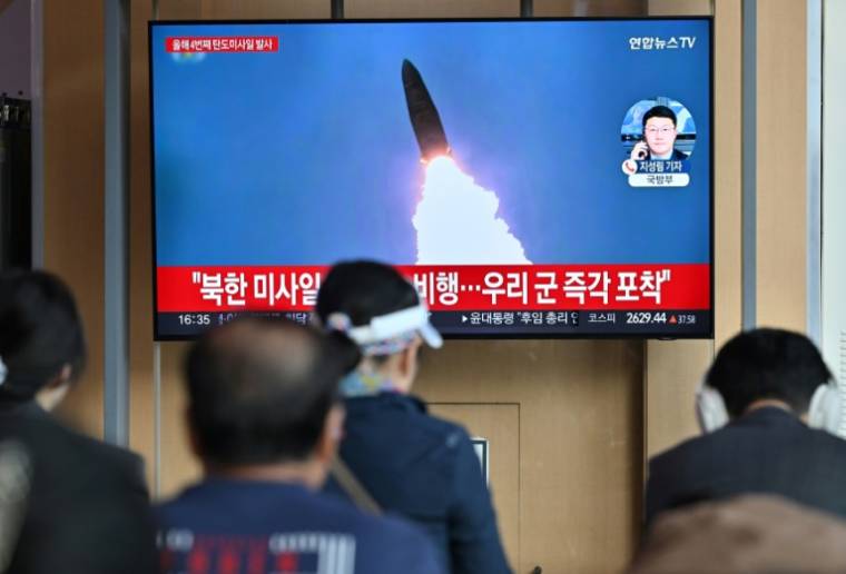 Un écran de télévision montre des images d'archives d'un essai de missile nord-coréen, dans une gare de Séoul le 22 avril 2024 ( AFP / Jung Yeon-je )