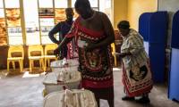 Un électeur en tenue traditionnelle vote aux législatives, le 29 septembre 2023 à Lobamba, en Eswatini ( AFP / MARCO LONGARI )