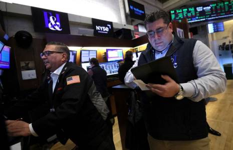 Les traders travaillent sur le parquet de la Bourse de New York (NYSE)