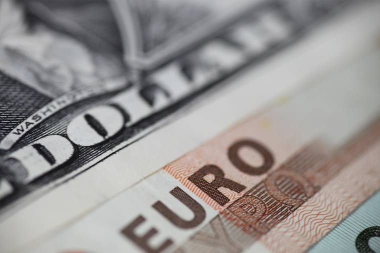 Le dollar plus fort que l'euro : quelles conséquences pour les européens ? Crédit photo : Adobe Stock