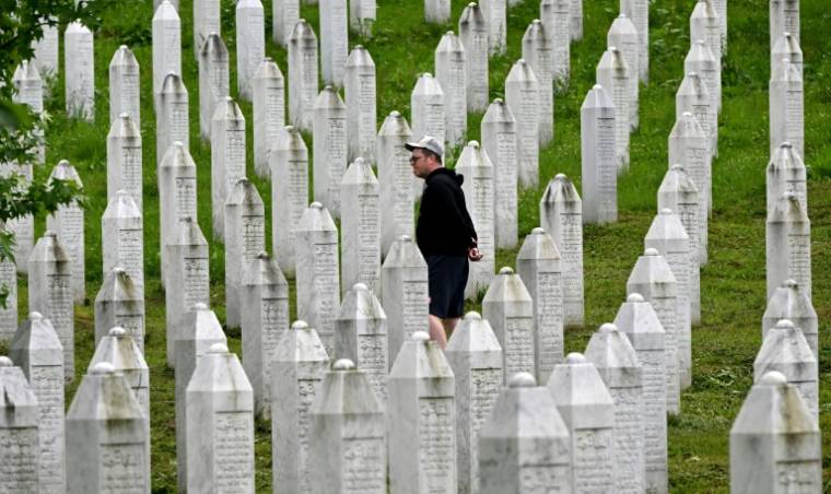 Un homme au milieu des pierres tombales d'un cimetière à Srebrenica, en Bosnie-Herzégovine, le 16 mai 2024 ( AFP / ELVIS BARUKCIC )