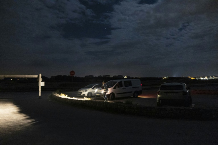 Nikolaï Posner, bénévole et ancien salarié de l'association Utopia 56, sur la plage de Wimereux (Pas-de-calais) lors d'une maraude nocturne pour aider les migrants ( AFP / Sameer Al-DOUMY )