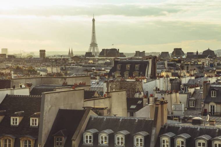 Le parc immobilier des chambres de bonnes parisiennes intéresse de plus en plus la mairie de Paris