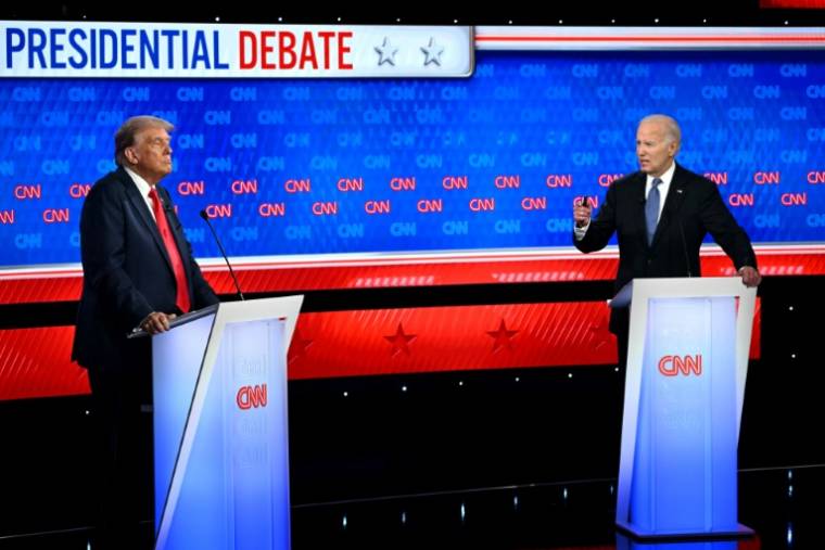 Donald Trump (g) et Joe Biden lors d'un débat sur CNN, le 27 juin 2024 à Atlanta, en Géorgie ( AFP / ANDREW CABALLERO-REYNOLDS )