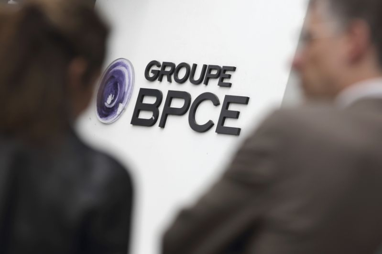 Des personnes pénètrent dans le siège de la banque BPCE à Paris