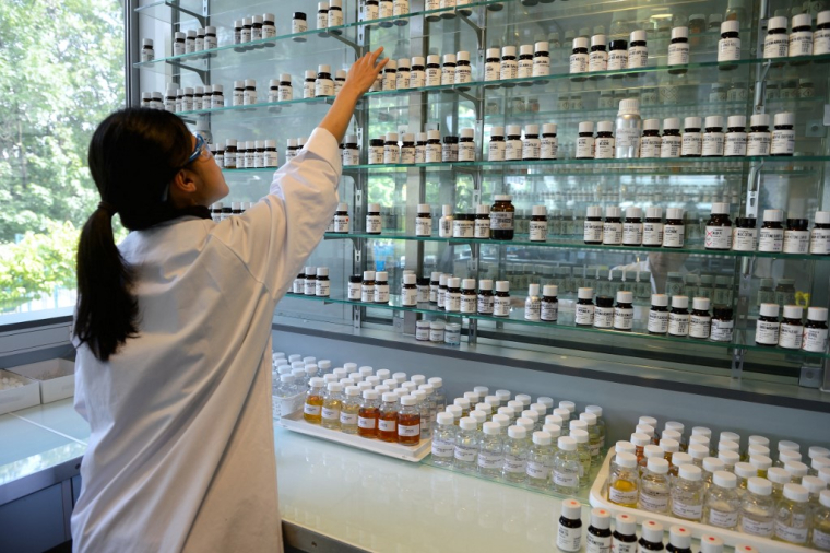 Un laboratoire à l'école de parfumerie Givaudan, à ARgentueil, le 4 juillet 2012. ( AFP / ERIC FEFERBERG )