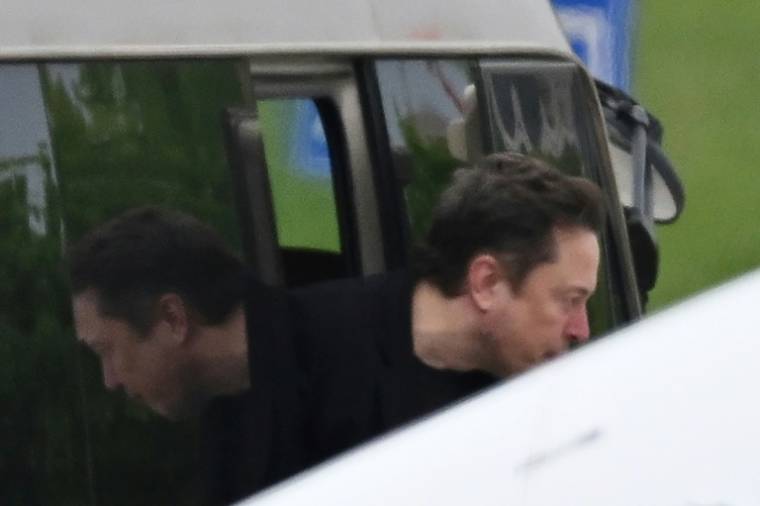 Elon Musk, patron de Tesla, à l'aéroport de Pékin le 29 avril 2024 après une visite surprise en Chine ( AFP / GREG BAKER )